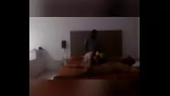 Reproduzir Esposa apertada compartilha o marido em um trio vago